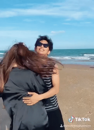 Gái 2 con Khánh Thi khoe body bốc lửa, nhảy sexy hớp hồn Phan Hiển-3