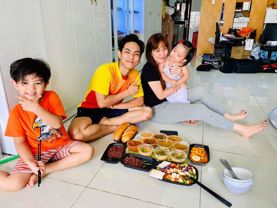 Gái 2 con Khánh Thi khoe body bốc lửa, nhảy sexy hớp hồn Phan Hiển-11