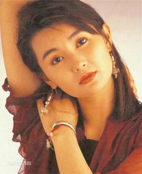 Trương Mạn Ngọc bị chê trông như 70 tuổi vì phong cách xuề xòa, vóc dáng gầy gò-4