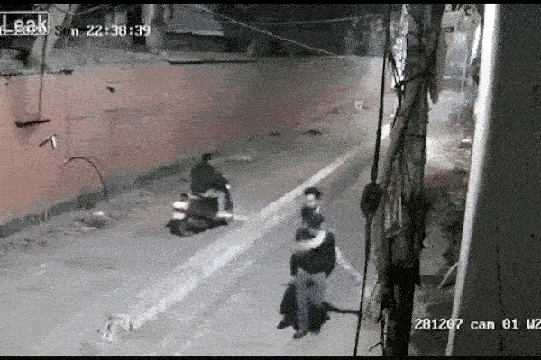 Clip: Đang đi bộ trên đường, người đàn ông ở Ấn Độ bị siết cổ, cướp túi xách