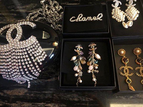 Khoe 9 đôi bông tai quý hiếm mới mua, Phượng Chanel được Instagram nước ngoài nhắc tên-6