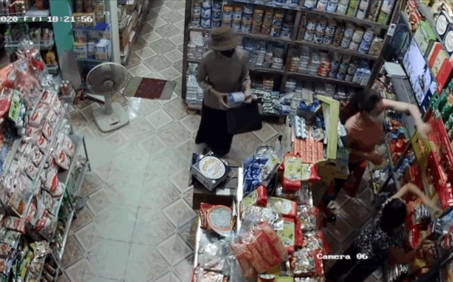 CLIP: Đi ô tô đến trộm 2 hộp sữa bột tiền triệu, 2 mẹ con đạo chích diễn xuất bất ngờ-1