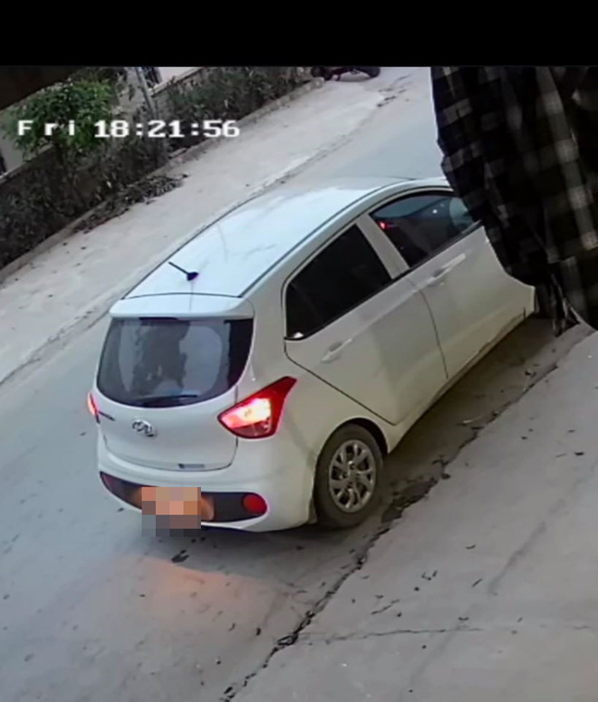 CLIP: Đi ô tô đến trộm 2 hộp sữa bột tiền triệu, 2 mẹ con đạo chích diễn xuất bất ngờ-2