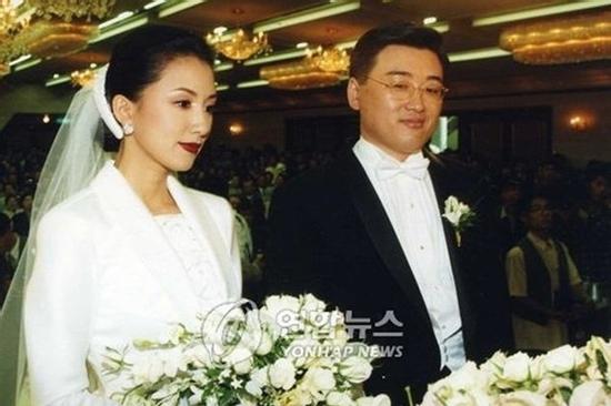 Chồng của minh tinh 'Thế giới hôn nhân' bị tố biển thủ 3,5 triệu USD