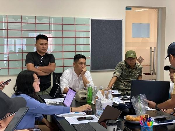 Đạo diễn Đức Thịnh (áo trắng) trầm ngâm trong cuộc họp khởi động dự án phim mới. Anh gọi đây là "một trận chiến mới". Từ hôm 30/4, trong lúc nhiều đồng nghiệp đi nghỉ dưỡng, Đức Thịnh đã bận rộn họp cùng đạo diễn Charlie Nguyễn - cộng sự của anh trong dự án lần này.