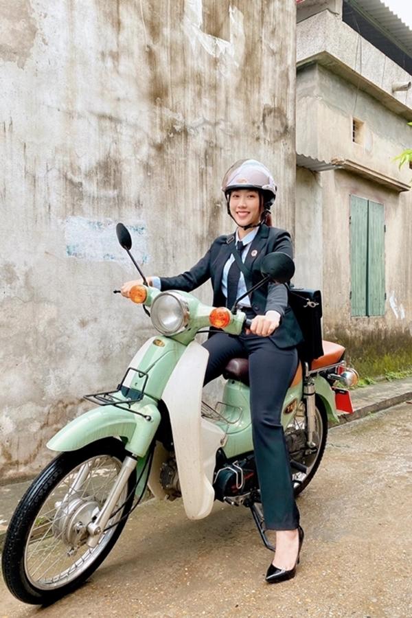 Những ngày cuối tháng 4, Huỳnh Hồng Loan trở lại Hà Nội quay tiếp phim truyền hình Người nối nghiệp. Cô vào vai một nữ thư ký tòa án. Nữ diễn viên bảo, cả đoàn phim đều phấn khởi khi được trở lại phim trường. Họ đẩy nhanh tiến độ để phim kịp lên sóng vào tháng 6.