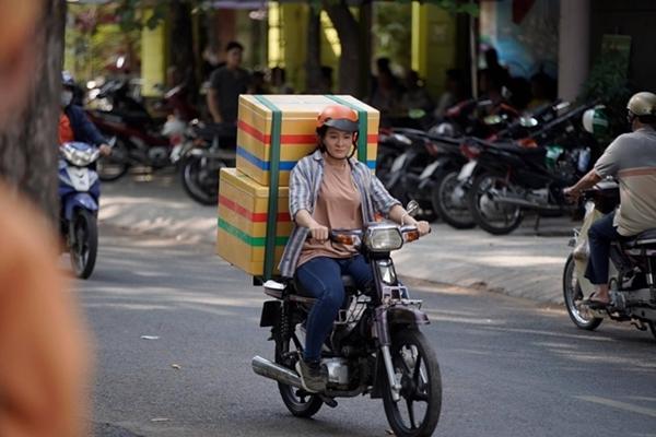 Sau thành công của vai phản diện Thanh Sói trong phim Hai Phượng, võ sư Hoa Trần có vai chính đầu tay trong nghề diễn - một nhân vật cho cô cơ hội phát huy sở trường hành động.