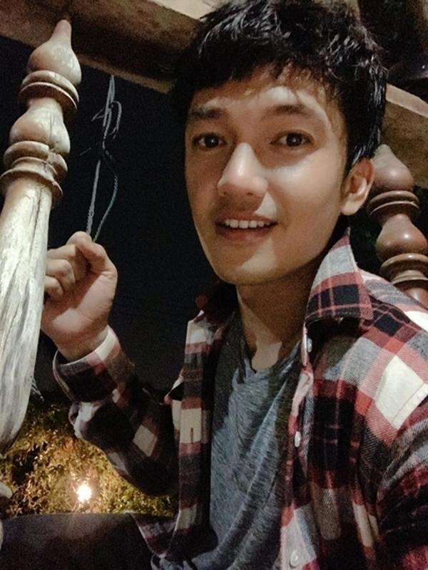 Sau thời gian ở nhà làm ông bố bỉm sữa, Quang Tuấn trở lại đóng phim truyền hình Anh hùng. Anh gọi đây là "đi kiếm sữa cho Gạo" (tên con gái của Quang Tuấn). Hôm 3/5, nam diễn viên đăng tấm ảnh này lên Facebook và kể chuyện phía sau màn ảnh: "Lâu mới đi quay lại mà quay cảnh hành động nguyên đêm, áo vắt ra nước thì ba ngày tới chắc không cần nhảy dây".