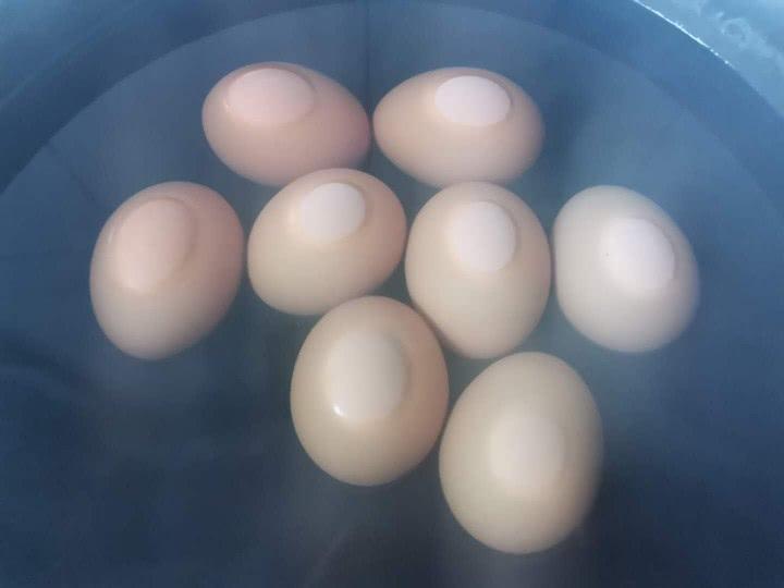 Lấy trứng ra từ tủ lạnh không luộc ngay, thêm một bước nữa trứng sẽ ngon mềm, vỏ dễ bóc-1