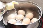 Lấy trứng ra từ tủ lạnh không luộc ngay, thêm một bước nữa trứng sẽ ngon mềm, vỏ dễ bóc