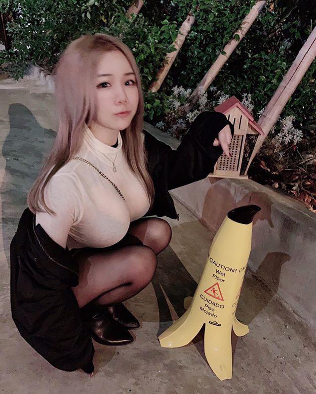 Ngán ngẩm cô gái trẻ diện đồ xuyên thấu khoe toàn bộ da thịt khi đứng chờ tàu-3