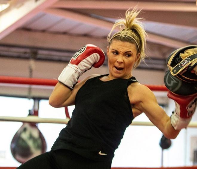 Courtenay gia nhập làng thể thao chuyên nghiệp khá trễ nhưng nhanh chóng đạt nhiều thành tích đáng nể. Năm 2015, cô tham gia CLB đấm bốc nghiệp dư Finchley ở London. 3 năm sau trận đấu đầu tiên, cô đã ký hợp đồng chuyên nghiệp với Matchroom Boxing. Nữ võ sĩ 26 tuổi gần đây gây chú ý với thành tích 5 trận liên tiếp bất bại. "Tôi và quyền anh đã tìm thấy nhau ở thời điểm hoàn hảo nhất", Courtenay nói với BBC.