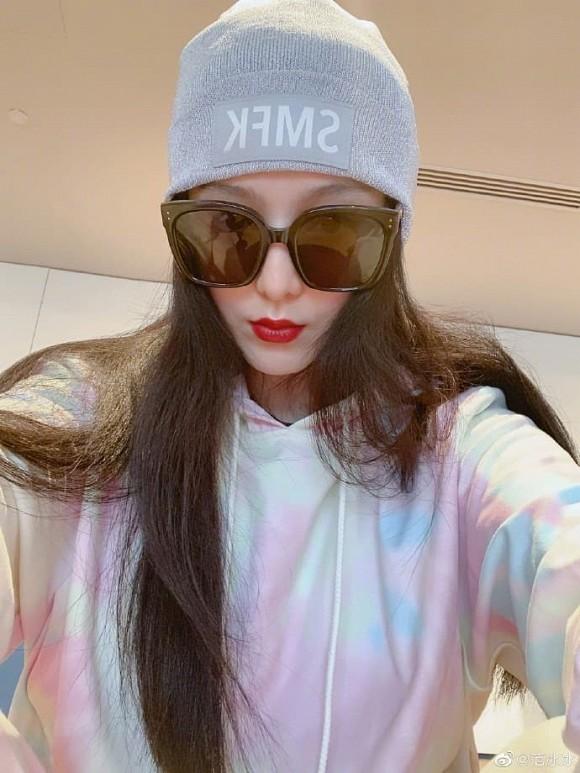 Bóc giá set đồ cực ngầu giúp Phạm Băng Băng ghi điểm trong loạt hình selfie mới-3