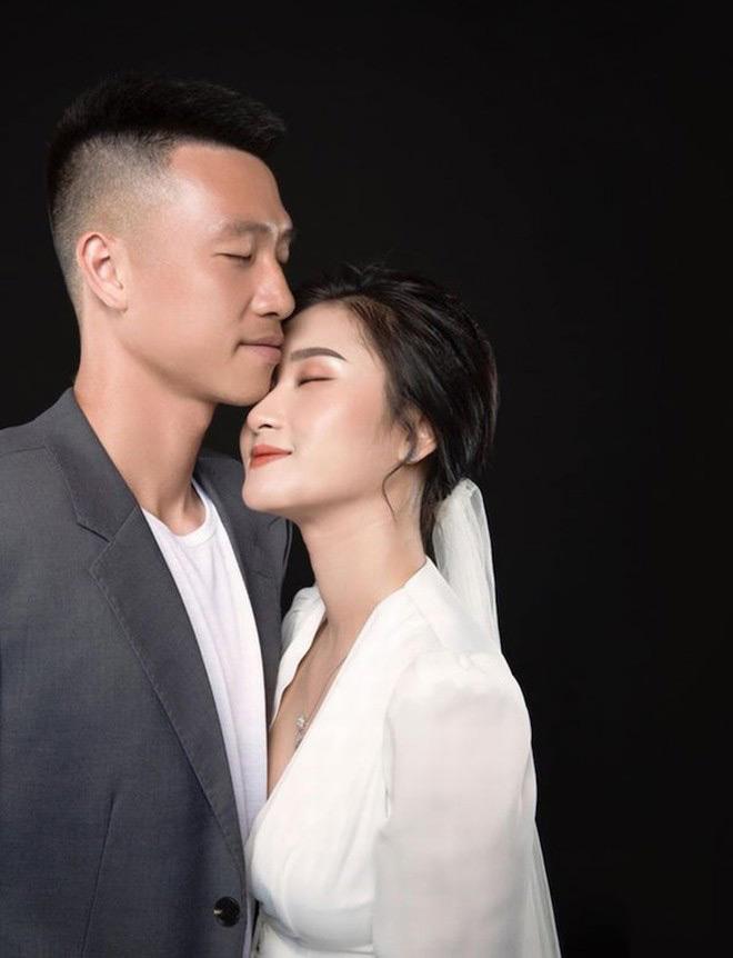 Vợ cầu thủ nổi tiếng tuyển Việt Nam làm fans chú ý khi diện váy gợi cảm chụp ảnh cưới-3