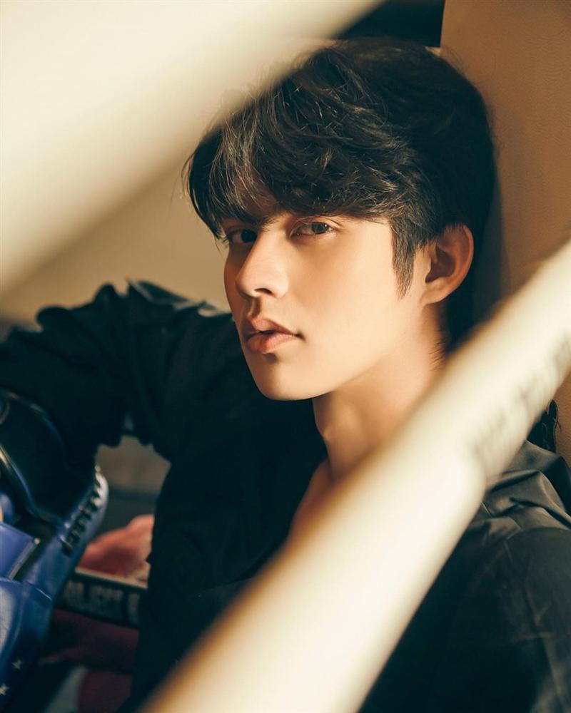 Mê mệt hotboy đam mỹ Bright Vachirawit, Duy Khánh phải khoe ngay túi hiệu đụng hàng-2