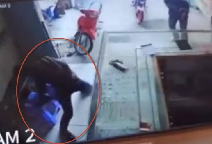 Clip: 2 tên cướp dùng mã tấu, bình xịt hơi cay tấn công xối xả, cướp tiệm vàng ở TP.HCM-2