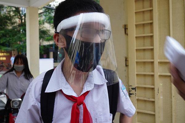 Bác sĩ lên tiếng về việc học sinh đeo kính chắn giọt bắn đến trường: Không cần thiết, gây khó chịu và có thể ảnh hưởng đến mắt-1