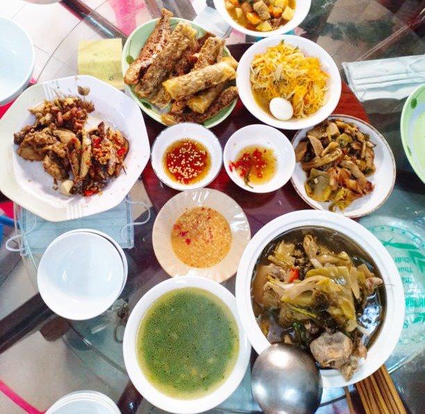 Cô nàng số hưởng, suốt ngày được 3 người đàn ông nấu cho toàn món ngon-9