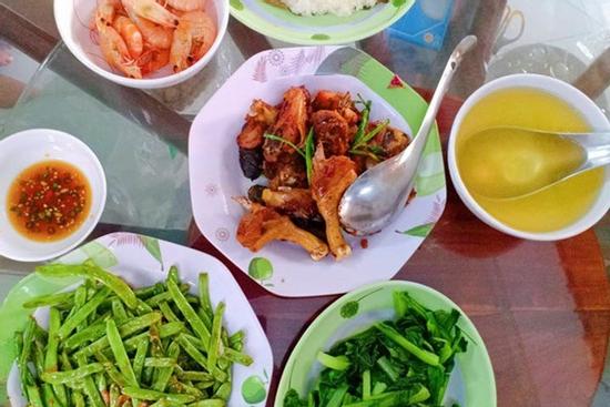 Cô nàng số hưởng, suốt ngày được 3 người đàn ông nấu cho toàn món ngon