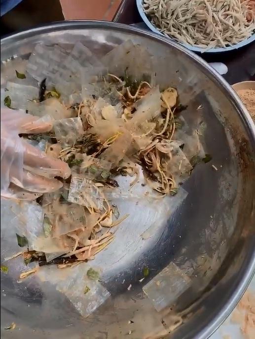 Bị tố món ăn vừa đắt vừa dở, quy trình trộn bánh tráng 250k/suất của Lý Quí Khánh có gì đặc sắc?-3