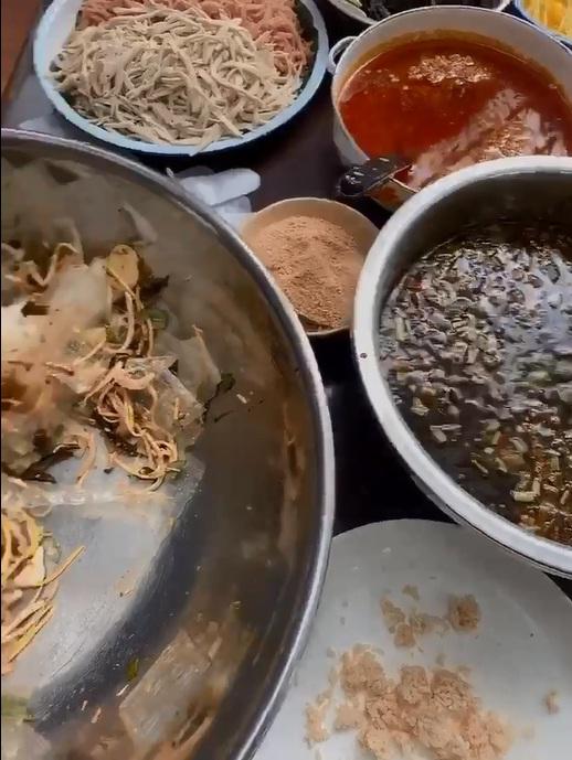 Bị tố món ăn vừa đắt vừa dở, quy trình trộn bánh tráng 250k/suất của Lý Quí Khánh có gì đặc sắc?-4