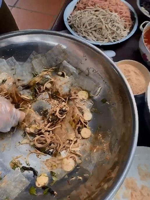 Bị tố món ăn vừa đắt vừa dở, quy trình trộn bánh tráng 250k/suất của Lý Quí Khánh có gì đặc sắc?-5