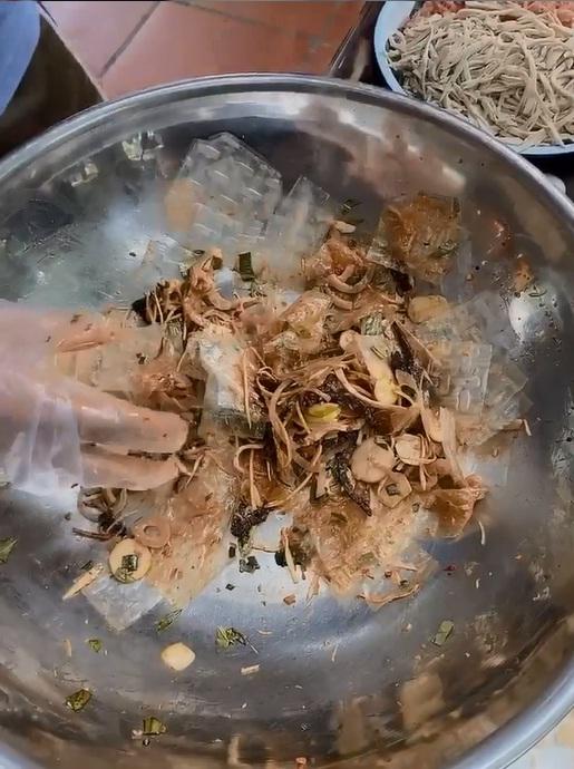 Bị tố món ăn vừa đắt vừa dở, quy trình trộn bánh tráng 250k/suất của Lý Quí Khánh có gì đặc sắc?-6