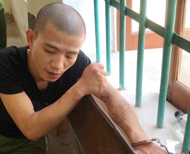 3 cảnh sát bị thương khi khống chế thanh niên ngáo đá-1