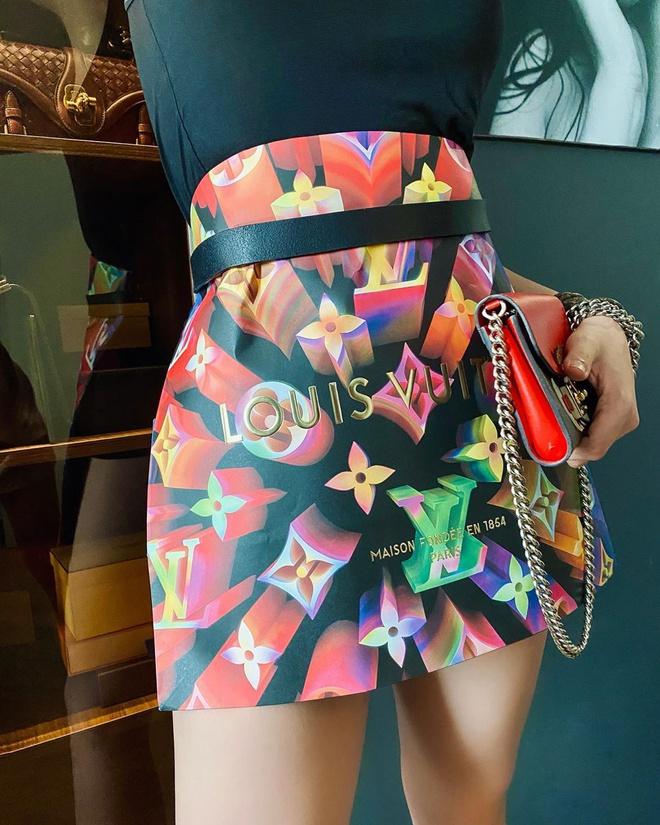 Kỳ Duyên quấn túi Louis Vuitton thành váy, được tạp chí Thái khen ngợi-4