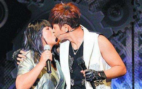 Loạt ảnh La Chí Tường và mẹ ruột hôn môi thân mật gây tranh cãi dữ dội-2