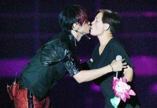 Loạt ảnh La Chí Tường và mẹ ruột hôn môi thân mật gây tranh cãi dữ dội-3