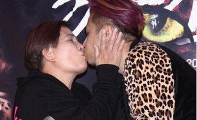 Loạt ảnh La Chí Tường và mẹ ruột hôn môi thân mật gây tranh cãi dữ dội-5