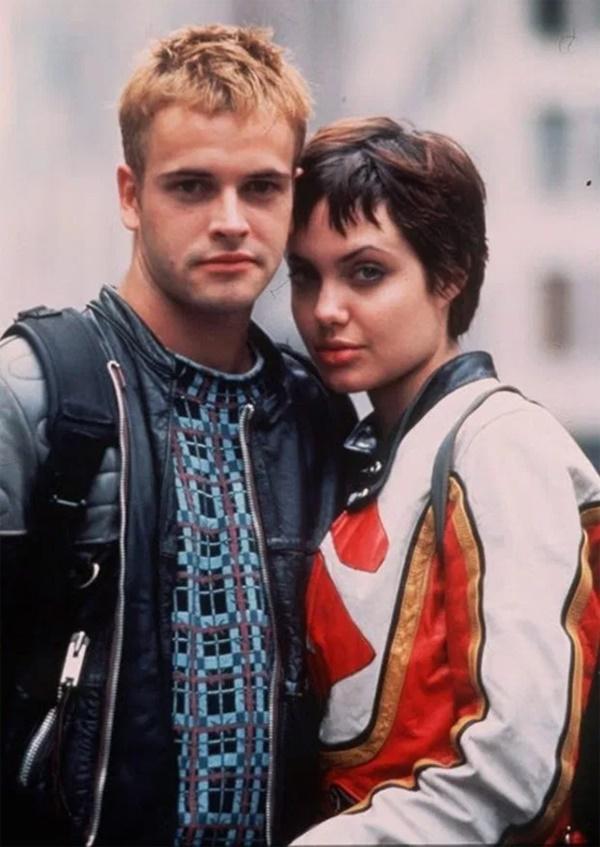 Jolie từng khiến ê-kíp quay phim bối rối vì cảnh ngực trần-4