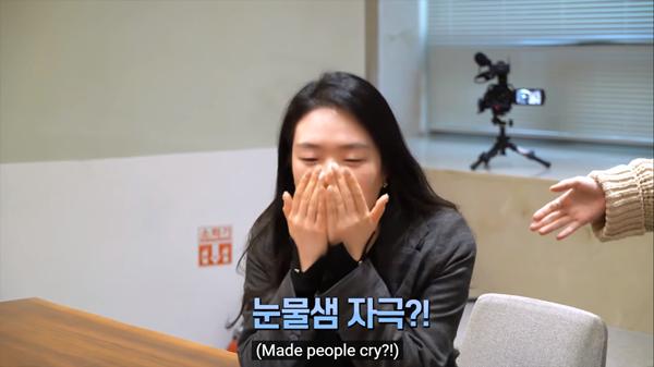 Phản ứng của fan khi nghe thử ca khúc của IU - Suga (BTS): Bật khóc, đòi ghi âm mang về nghe lại-5