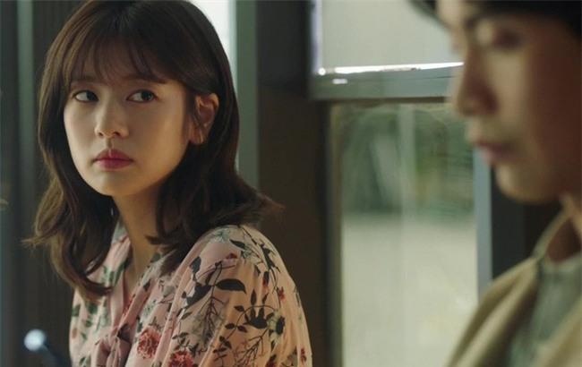 Vô tình lật tấm ảnh cưới treo tường thì 1 chiếc thẻ nhớ rơi ra, con người thật của chồng được phơi bày khiến tôi ngã quỵ-1