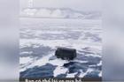Đi ôtô trên lớp băng rạn nứt của hồ nước ngọt già nhất thế giới