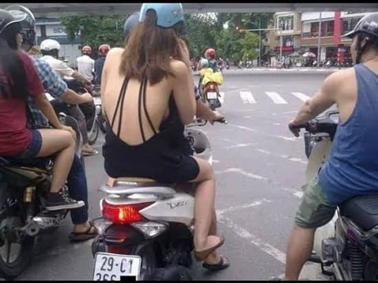 Nhức mắt khoảnh khắc cô gái diện đồ toang nội y trên phố Hà Nội-2