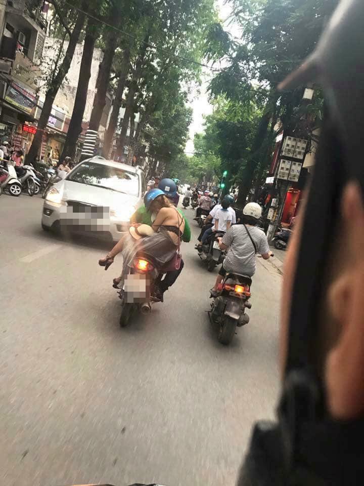 Nhức mắt khoảnh khắc cô gái diện đồ toang nội y trên phố Hà Nội-1