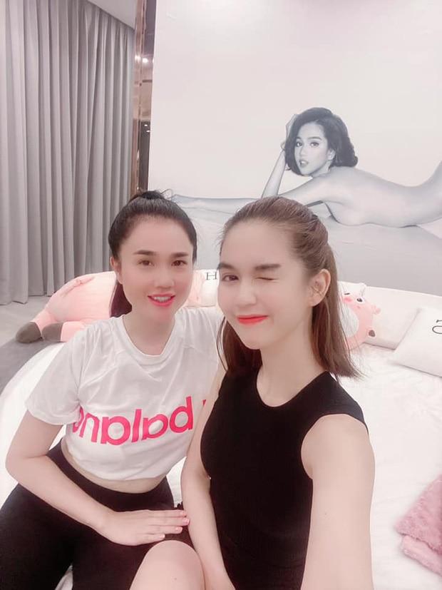 Rất lâu rồi mới thấy Ngọc Trinh và chị gái Ngọc Bích đọ sắc trong 1 khung hình-1