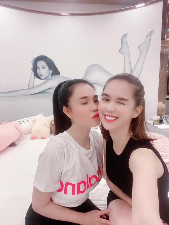 Rất lâu rồi mới thấy Ngọc Trinh và chị gái Ngọc Bích đọ sắc trong 1 khung hình-2