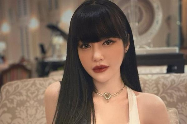 Elly Trần đăng clip khỏa thân tắm bồn, lộ trọn vòng 3 trước ống kính-5