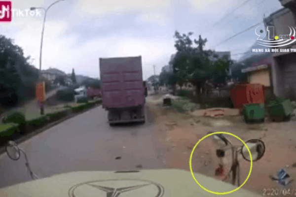 Clip: Bé gái bên đường đột nhiên chui vào gầm xe tải đang chạy làm tất cả người dân ở gần 'xanh mặt'