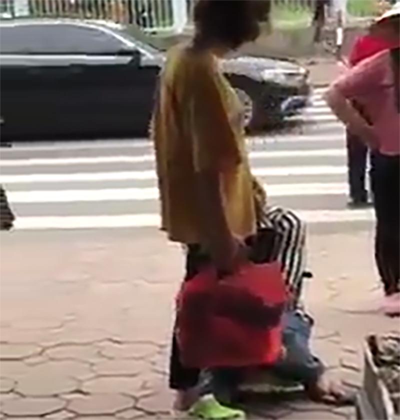 Bị bạn gái tát liên tiếp vào mặt, nam thanh niên vẫn ôm chân người yêu khóc lóc thảm thiết giữa phố-1