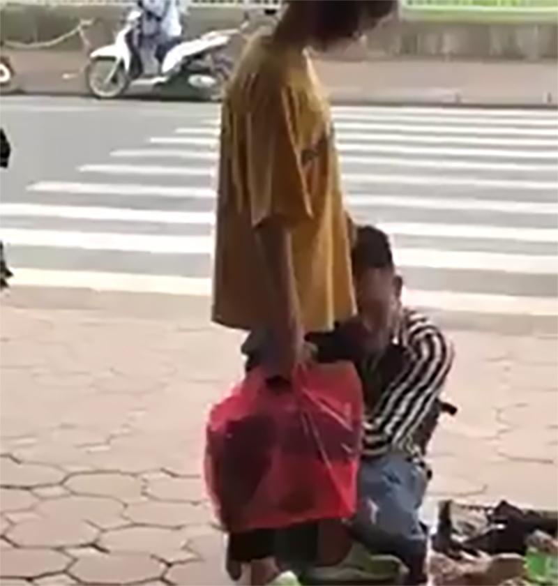 Bị bạn gái tát liên tiếp vào mặt, nam thanh niên vẫn ôm chân người yêu khóc lóc thảm thiết giữa phố-2