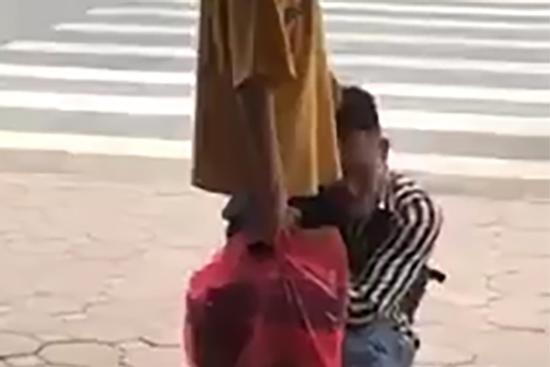 Bị bạn gái tát liên tiếp vào mặt, nam thanh niên vẫn ôm chân người yêu khóc lóc thảm thiết giữa phố