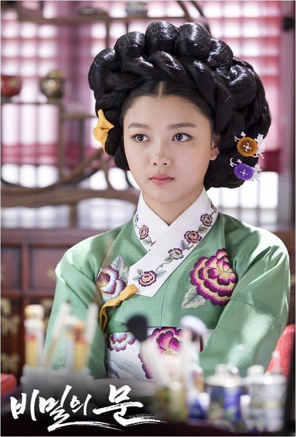 Tuy tuổi đời còn rất trẻ nhưng gia tài phim ảnh của Kim Yoo Jung có thể khiến nhiều đàn anh, đàn chị nể phục. Hầu hết các bộ phim mà Yoo Jung tham gia đều là phim cổ trang chính vì vậy hình ảnh Yoo Jung trong bộ Hanbok rất quen thuộc với khán giả.