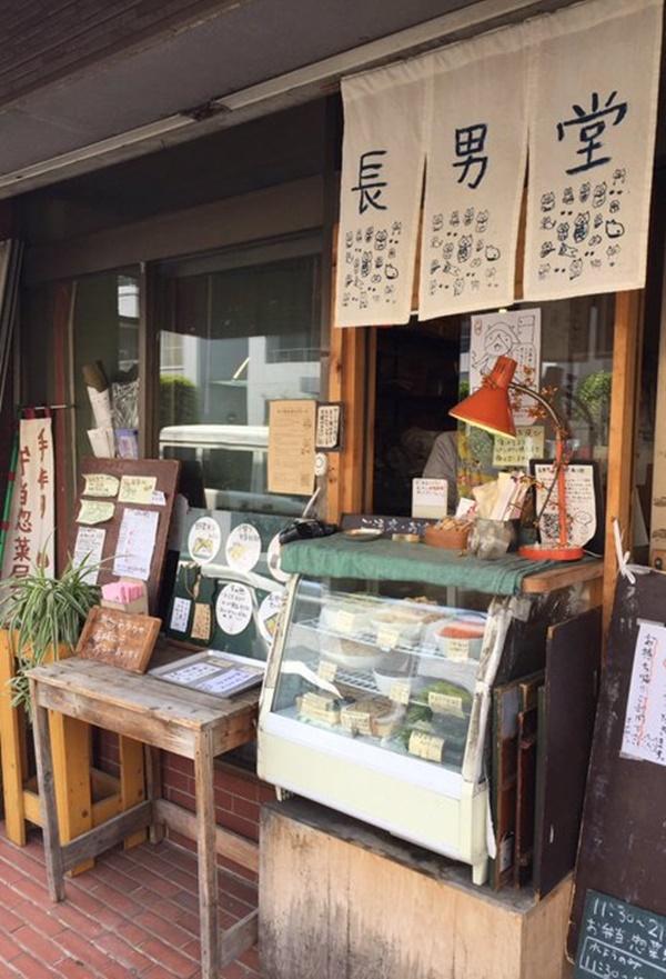 Vì dịch bệnh, cửa hàng cơm cho học sinh nợ tiền đến khi trưởng thành-2