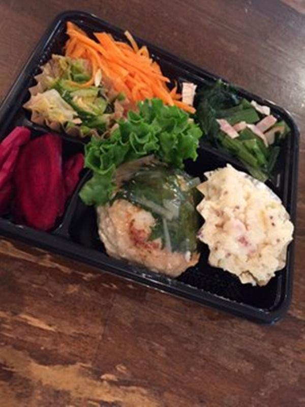 Vì dịch bệnh, cửa hàng cơm cho học sinh nợ tiền đến khi trưởng thành-4