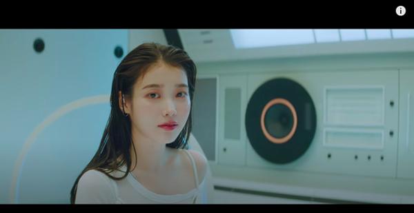 Xôn xao IU gợi nhớ hình ảnh của Sulli trong MV kết hợp cùng Suga (BTS), bài hát viết về người bạn thân đã mất?-4