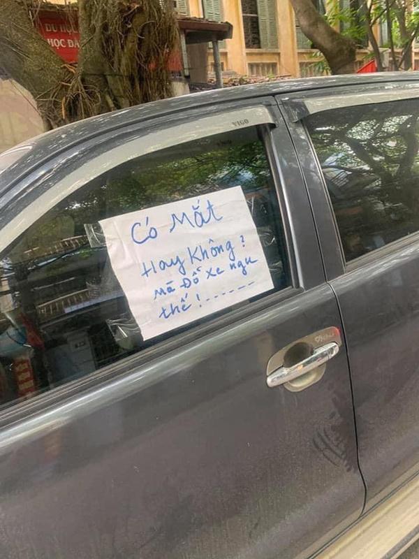Đỗ xe bên đường, tài xế tức giận khi bị vặt gương, đọc mẩu giấy trên kính lại đỏ mặt xấu hổ-1